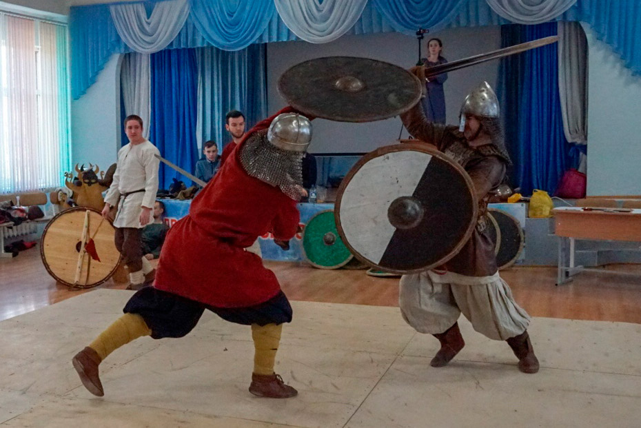Турнир по раннему средневековье со щитом и мечом